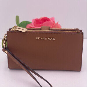 Michael Kors DoubleZip Wallet
Wristlet Luggage